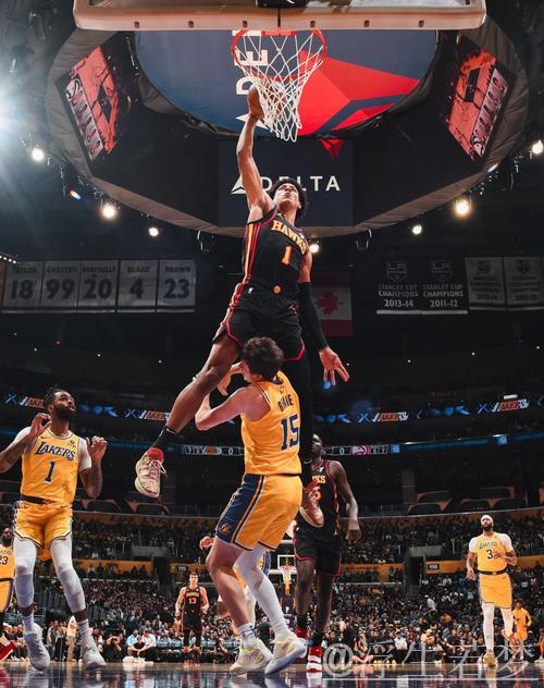 约翰逊达成千球里程碑,老鹰官媒发布海报致敬1号球员 约翰逊达成千球里程碑,老鹰官媒发布海报致敬1号球员